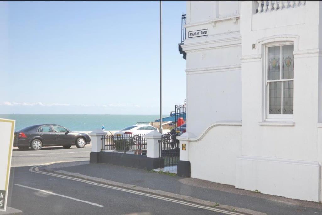 Stylish Beachfront Apartment In Historic Deal Exterior photo
